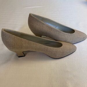 Liz Claiborne khaki “applaud” heels, size 6.5